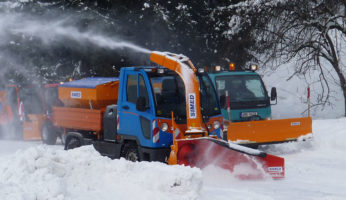 Kommunalfahrzeuge mit verschiedenem Aufbau beim Winterdienst